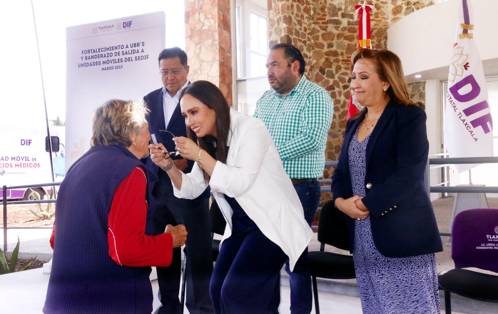 Entrega sistema estatal DIF sillas de ruedas y lentes para vista cansada