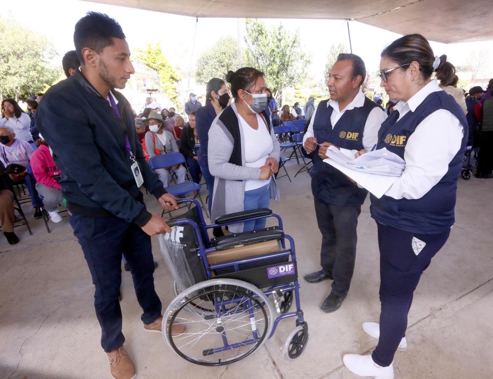 Entrega sistema estatal DIF sillas de ruedas y lentes para vista cansada