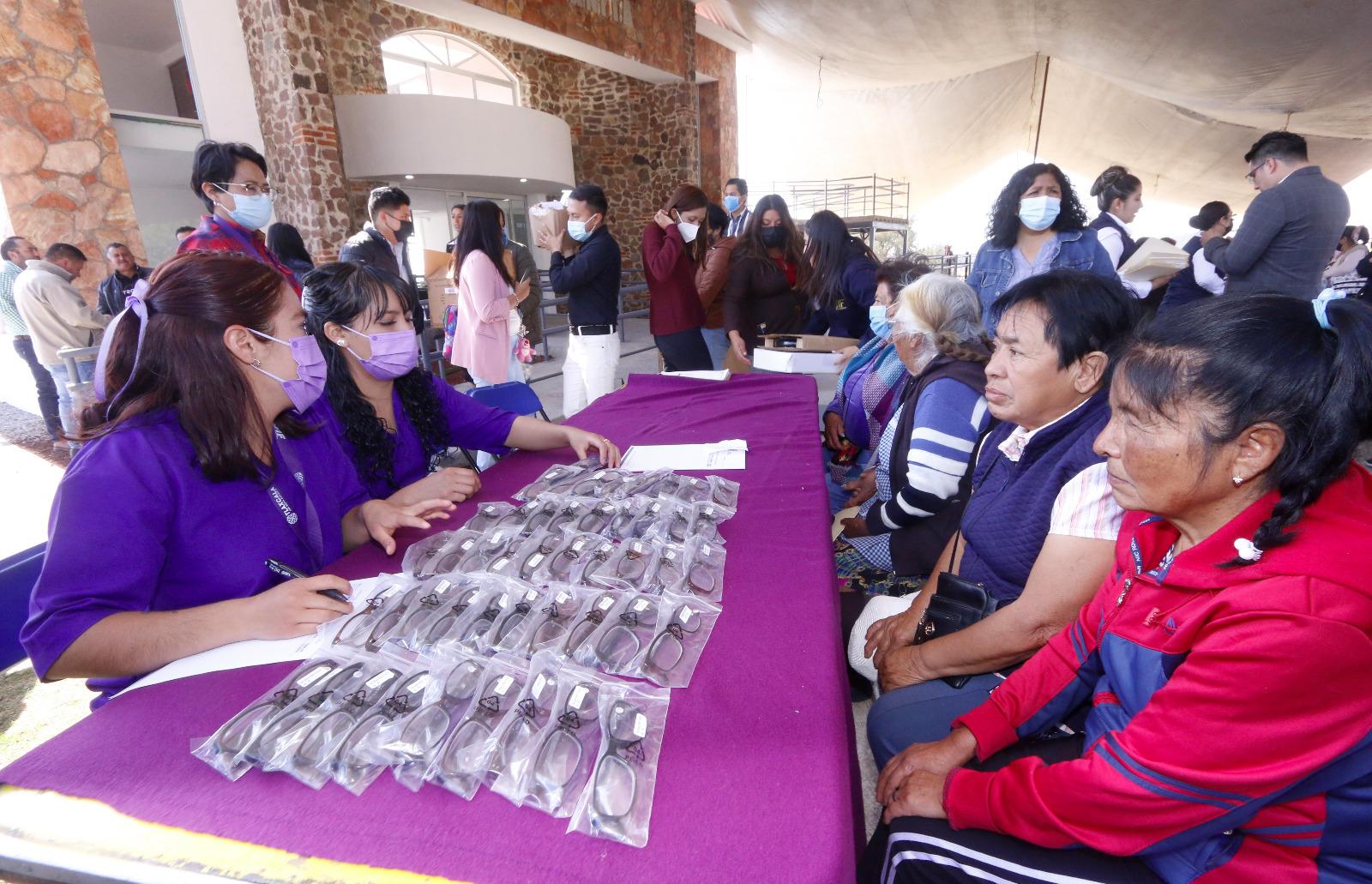 Entrega sistema estatal DIF sillas de ruedas y lentes para vista cansada