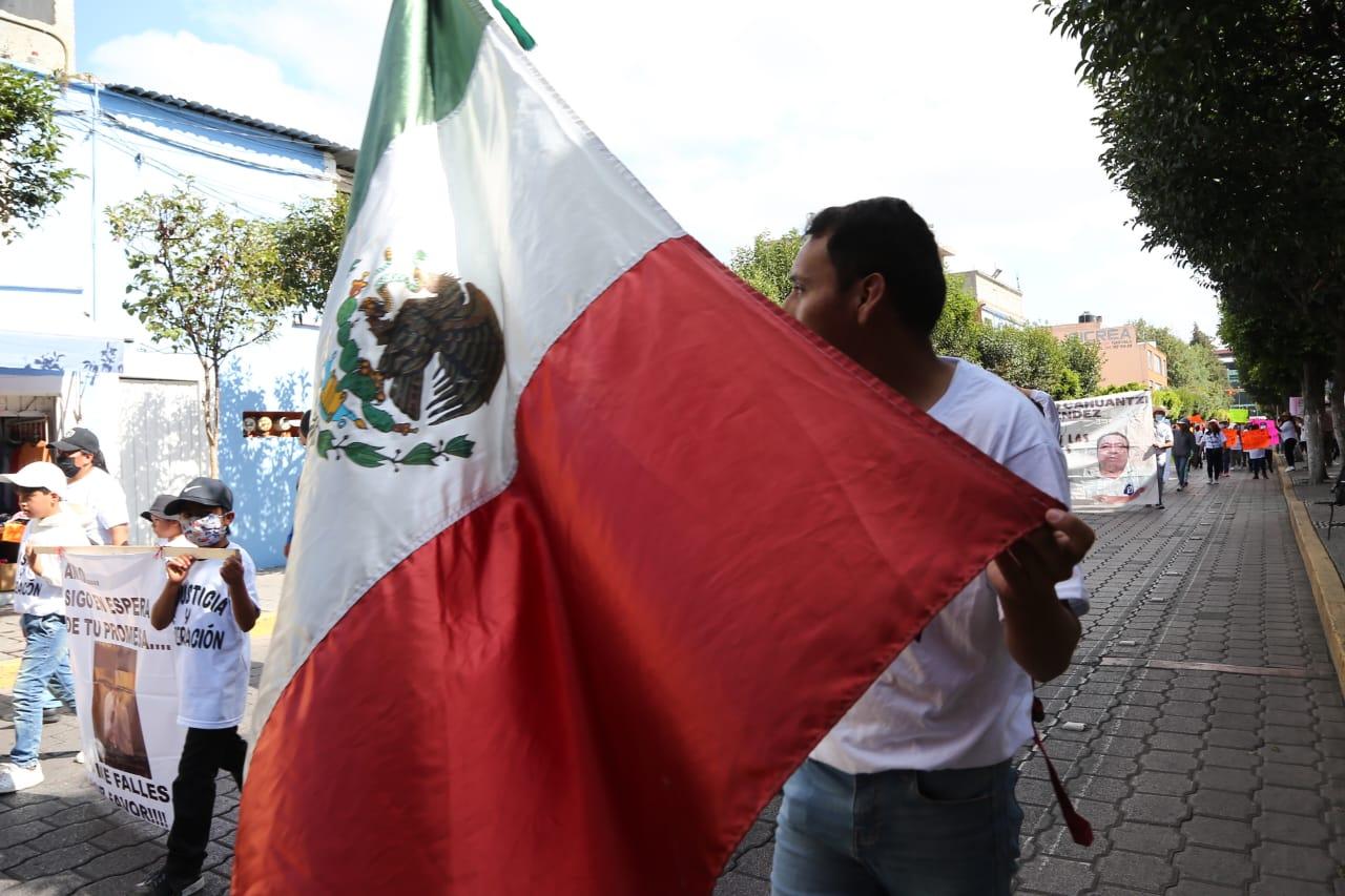 Marchan pobladores de Tlalcuapan hacia Palacio de Gobierno 