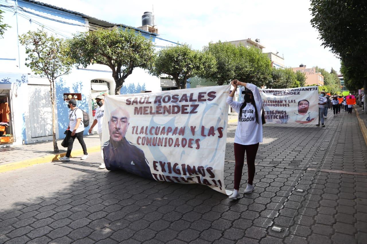 Marchan pobladores de Tlalcuapan hacia Palacio de Gobierno 