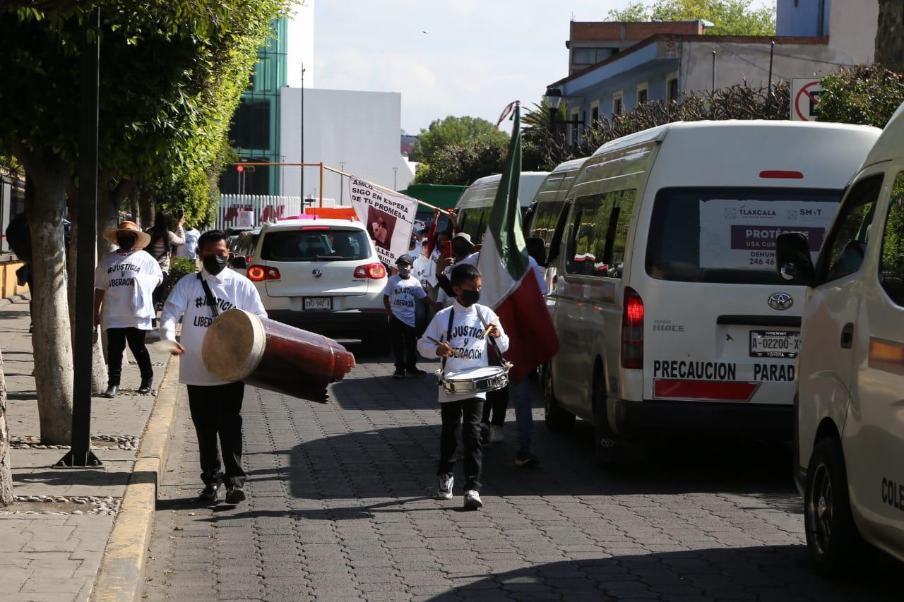 Marchan pobladores de Tlalcuapan hacia Palacio de Gobierno 