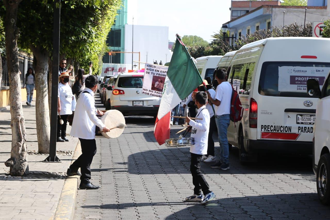 Marchan pobladores de Tlalcuapan hacia Palacio de Gobierno 