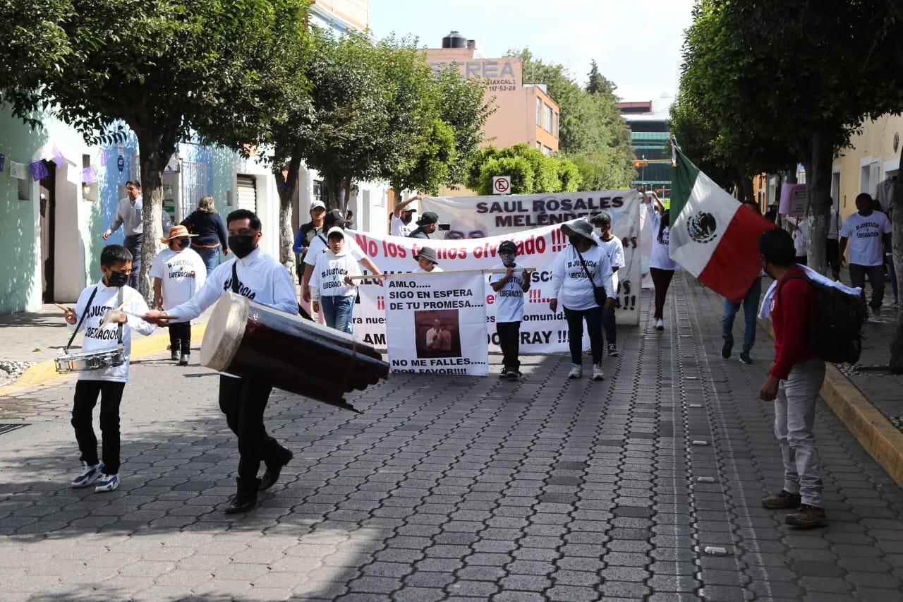 Marchan pobladores de Tlalcuapan hacia Palacio de Gobierno 