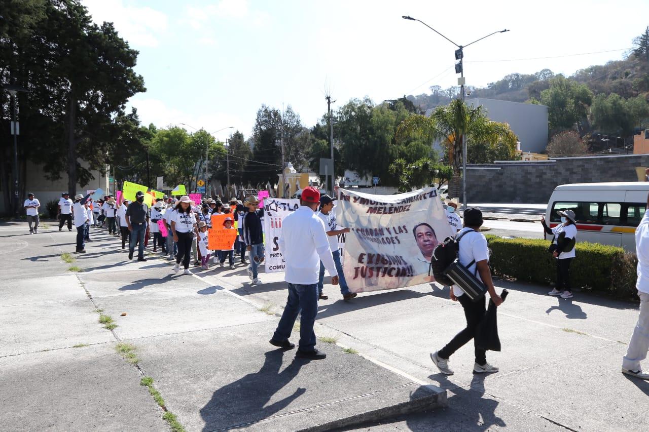 Marchan pobladores de Tlalcuapan hacia Palacio de Gobierno 