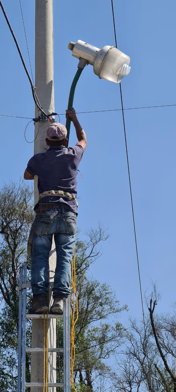 Apetatitlán avanza en el programa permanente de reparación de lámparas dañadas 