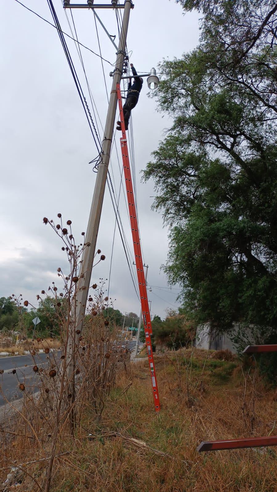 Apetatitlán avanza en el programa permanente de reparación de lámparas dañadas 