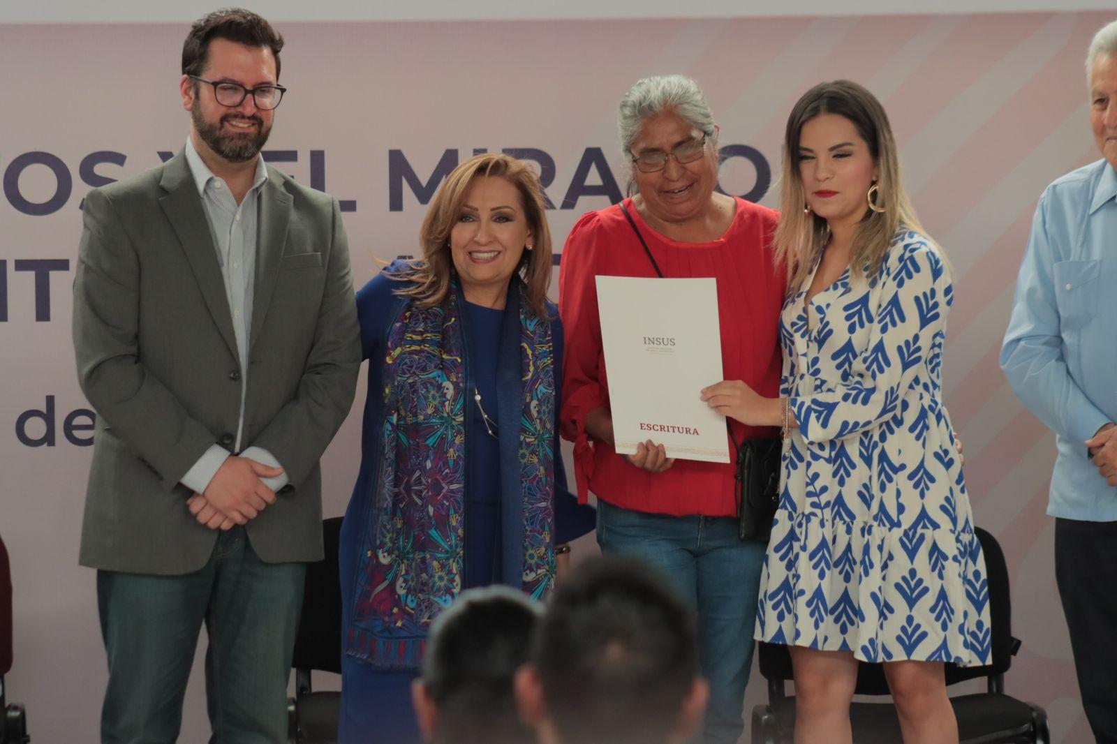 Entrega gobernadora 140 escrituras en Calpulalpan 