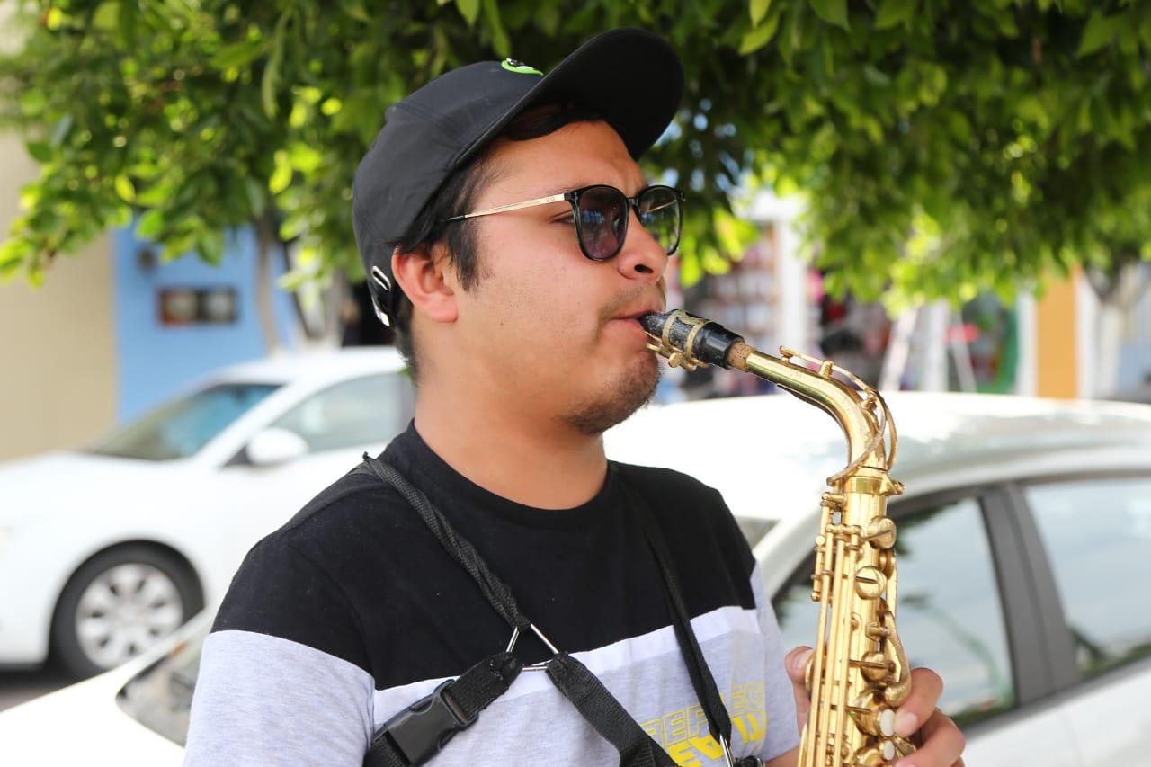 Diego Sax  es originario de Calpulalpan pero viaja diario a Tlaxcala para ganarse la vida
