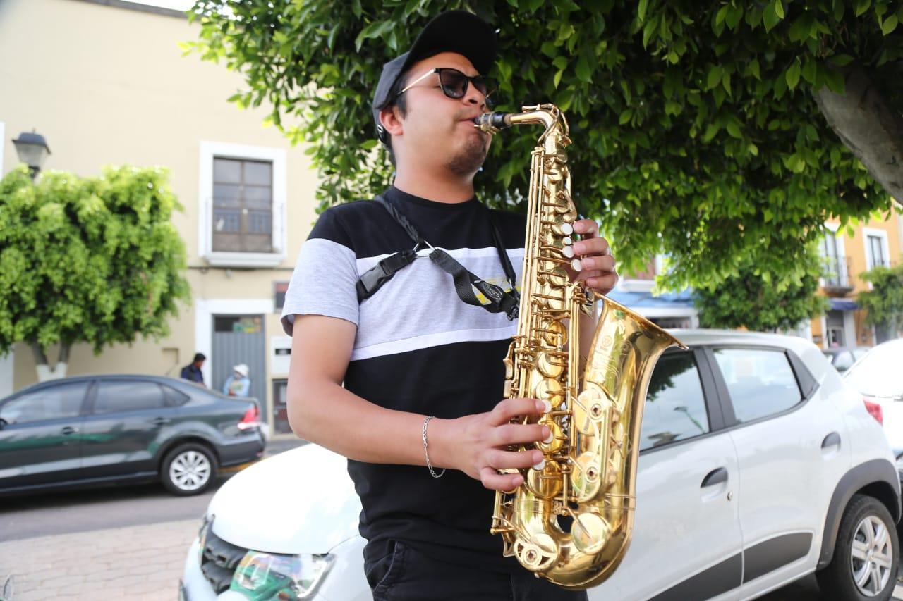 Diego Sax  es originario de Calpulalpan pero viaja diario a Tlaxcala para ganarse la vida