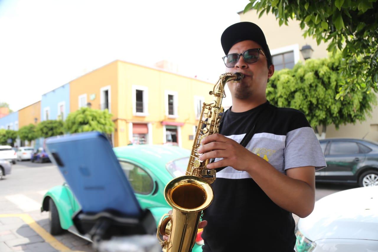 Diego Sax  es originario de Calpulalpan pero viaja diario a Tlaxcala para ganarse la vida
