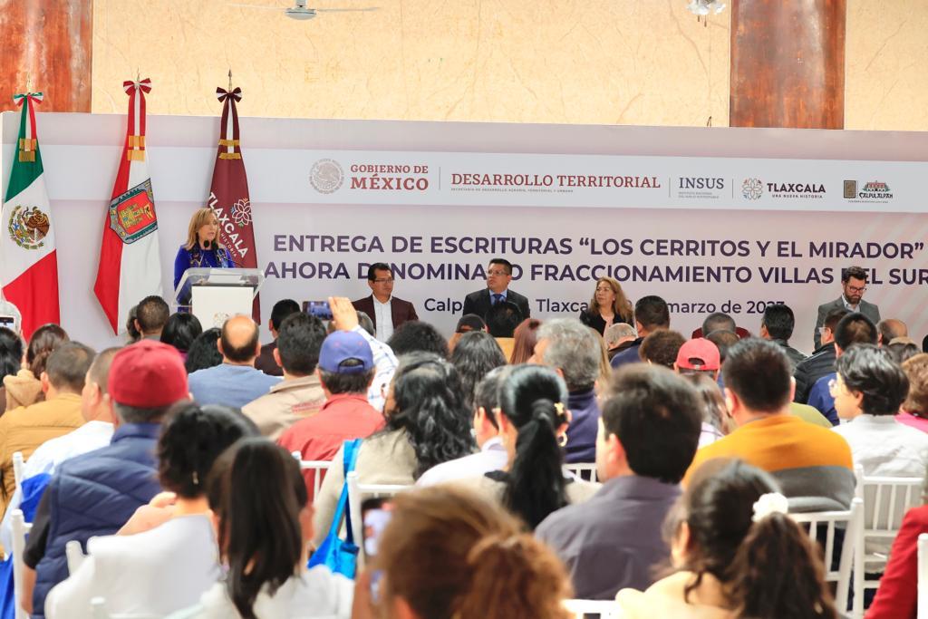 Entregó Gobernadora Lorena Cuéllar e insus escrituras a habitantes de Calpulalpan