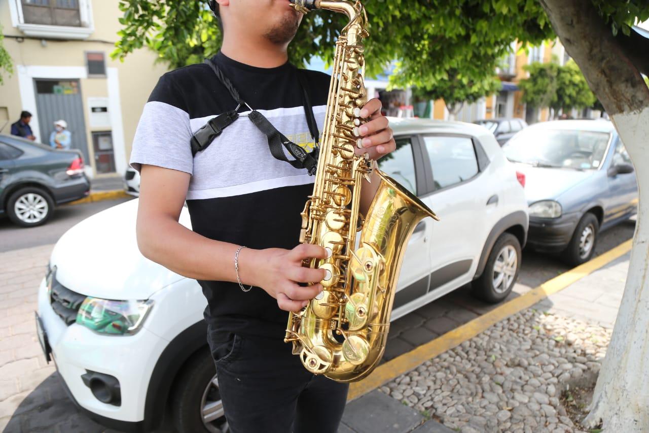 Diego Sax  es originario de Calpulalpan pero viaja diario a Tlaxcala para ganarse la vida