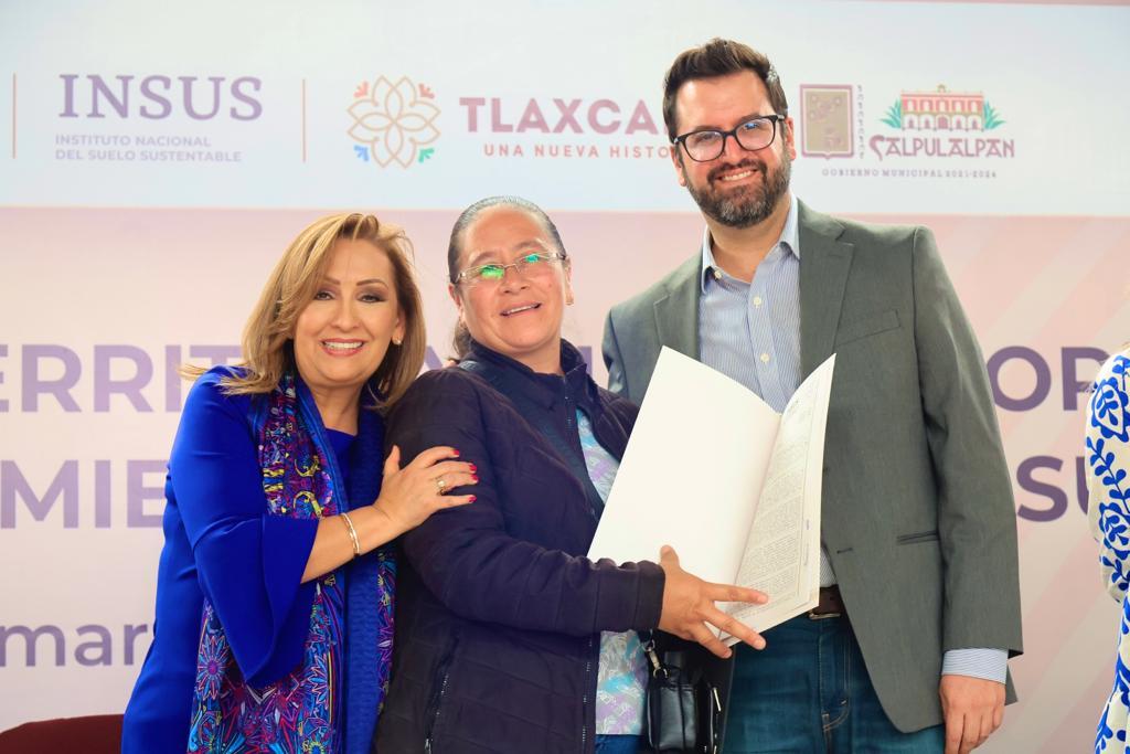 Entregó Gobernadora Lorena Cuéllar e insus escrituras a habitantes de Calpulalpan
