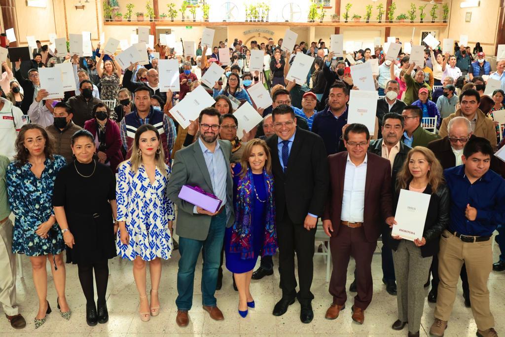 Entregó Gobernadora Lorena Cuéllar e insus escrituras a habitantes de Calpulalpan