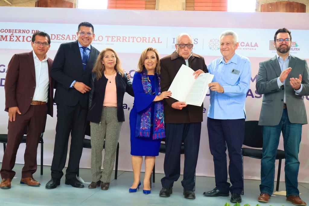 Entregó Gobernadora Lorena Cuéllar e insus escrituras a habitantes de Calpulalpan