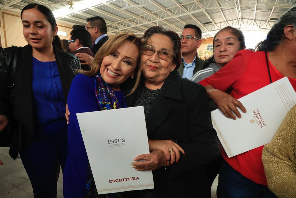 Entregó Gobernadora Lorena Cuéllar e insus escrituras a habitantes de Calpulalpan
