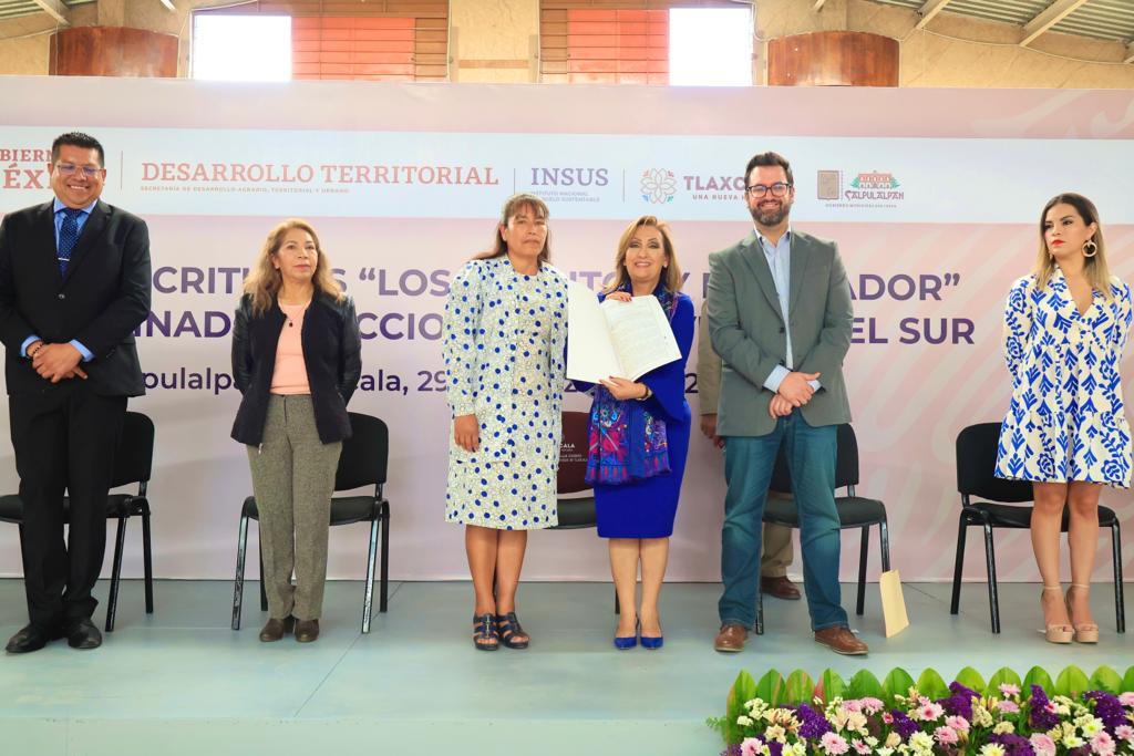 Entregó Gobernadora Lorena Cuéllar e insus escrituras a habitantes de Calpulalpan