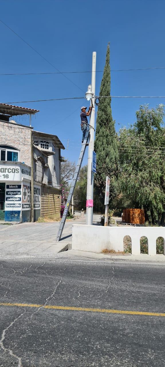 Apetatitlán avanza en el programa permanente de reparación de lámparas dañadas 