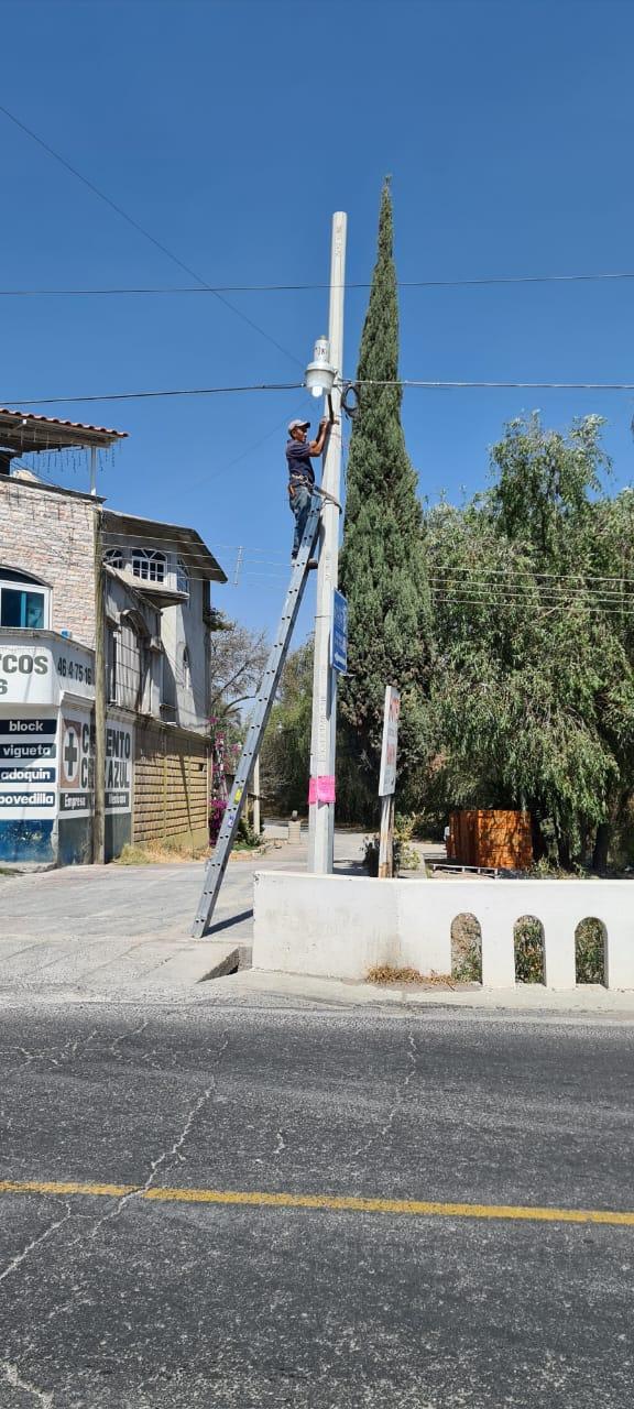 Apetatitlán avanza en el programa permanente de reparación de lámparas dañadas 