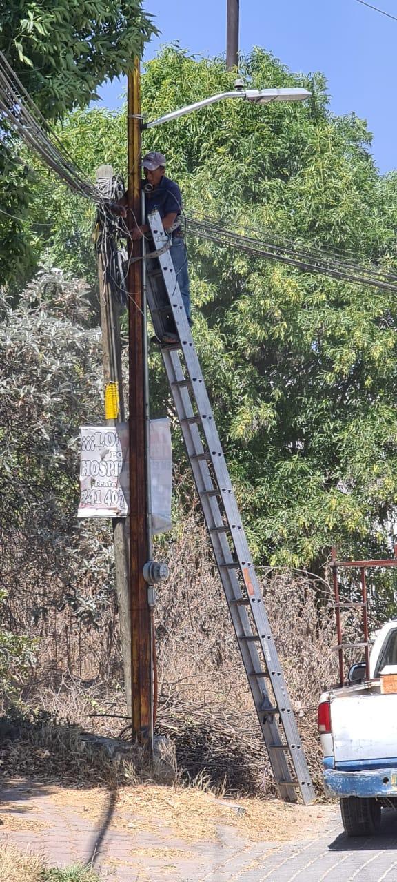 Apetatitlán avanza en el programa permanente de reparación de lámparas dañadas 