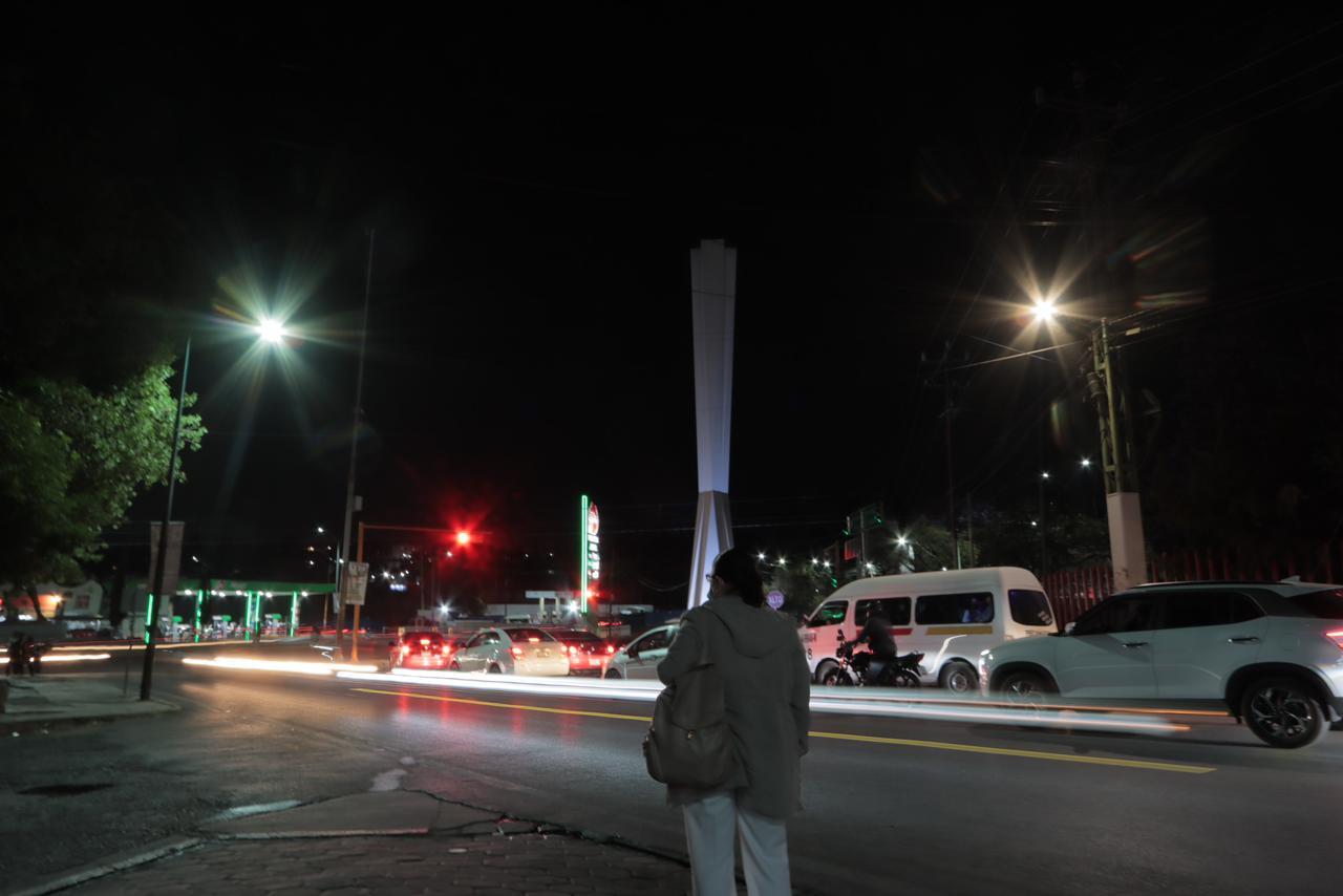 Fotografía nocturna de la glorieta de la Virgen y el Faro 