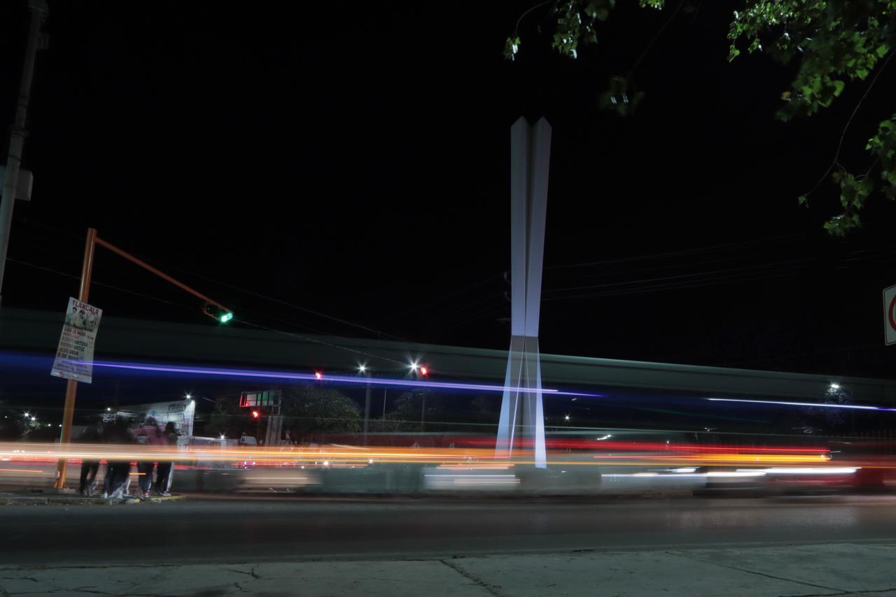 Fotografía nocturna de la glorieta de la Virgen y el Faro 