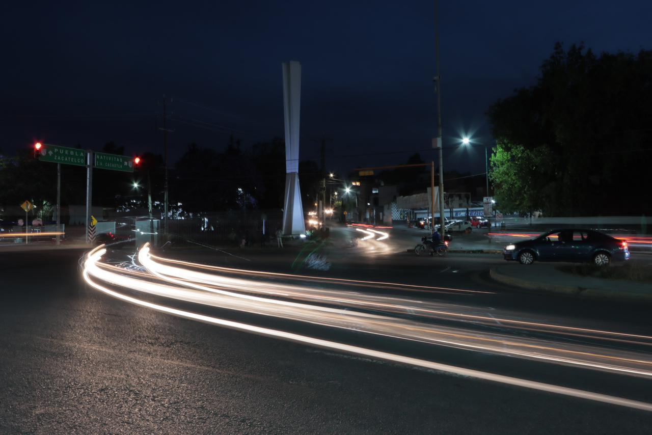 Fotografía nocturna de la glorieta de la Virgen y el Faro 