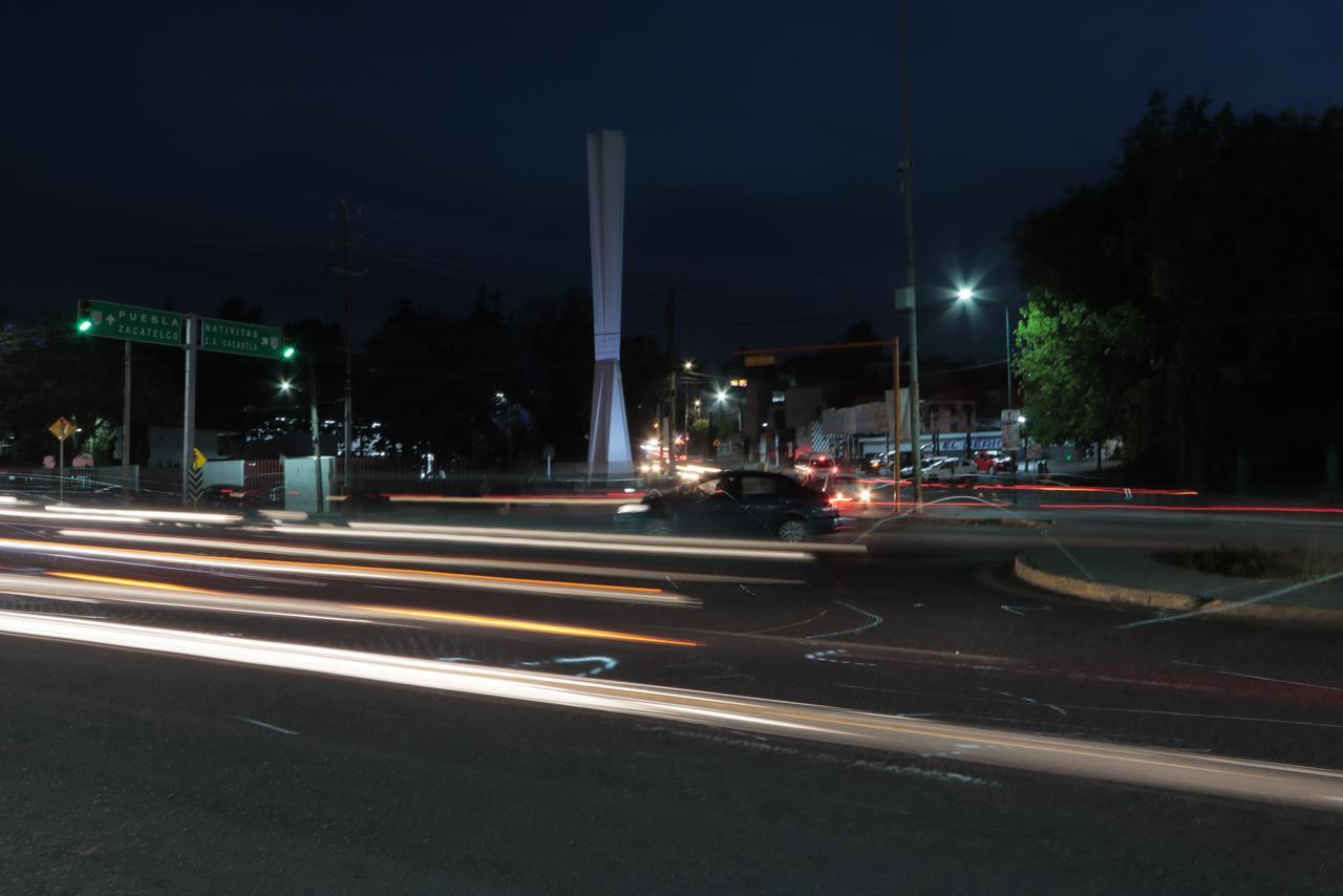 Fotografía nocturna de la glorieta de la Virgen y el Faro 