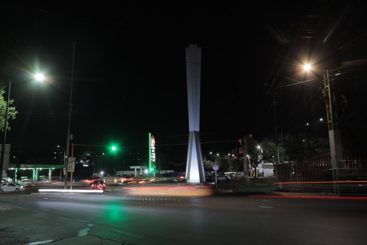 Fotografía nocturna de la glorieta de la Virgen y el Faro 