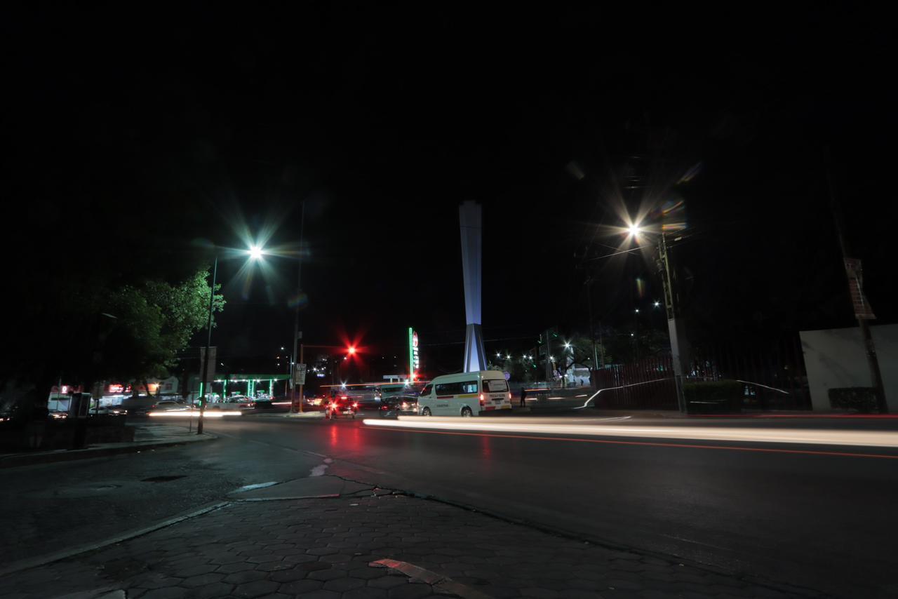 Fotografía nocturna de la glorieta de la Virgen y el Faro 
