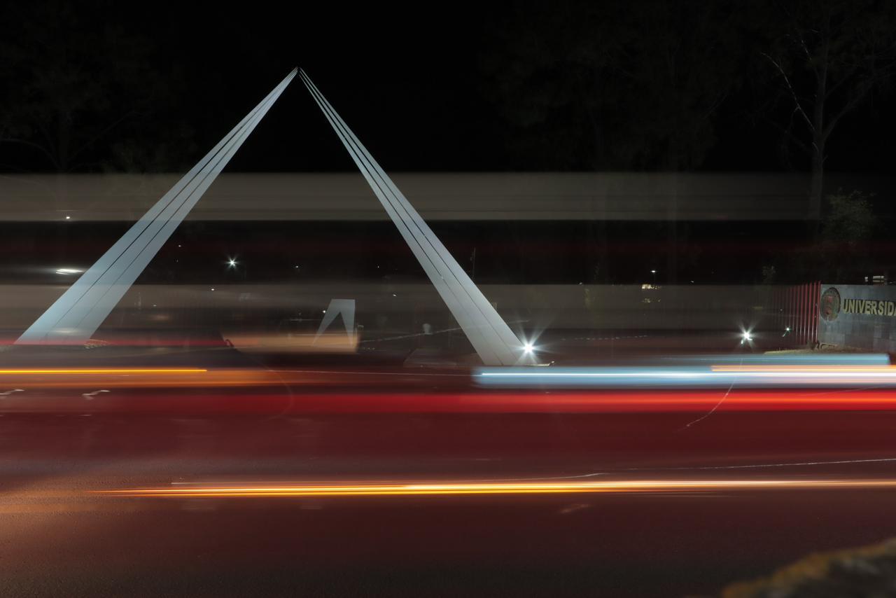 Fotografía nocturna de la glorieta de la Virgen y el Faro 
