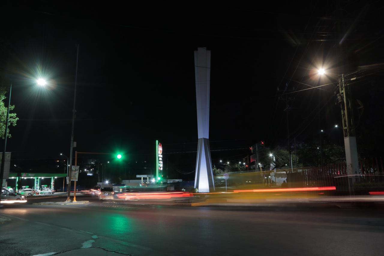 Fotografía nocturna de la glorieta de la Virgen y el Faro 