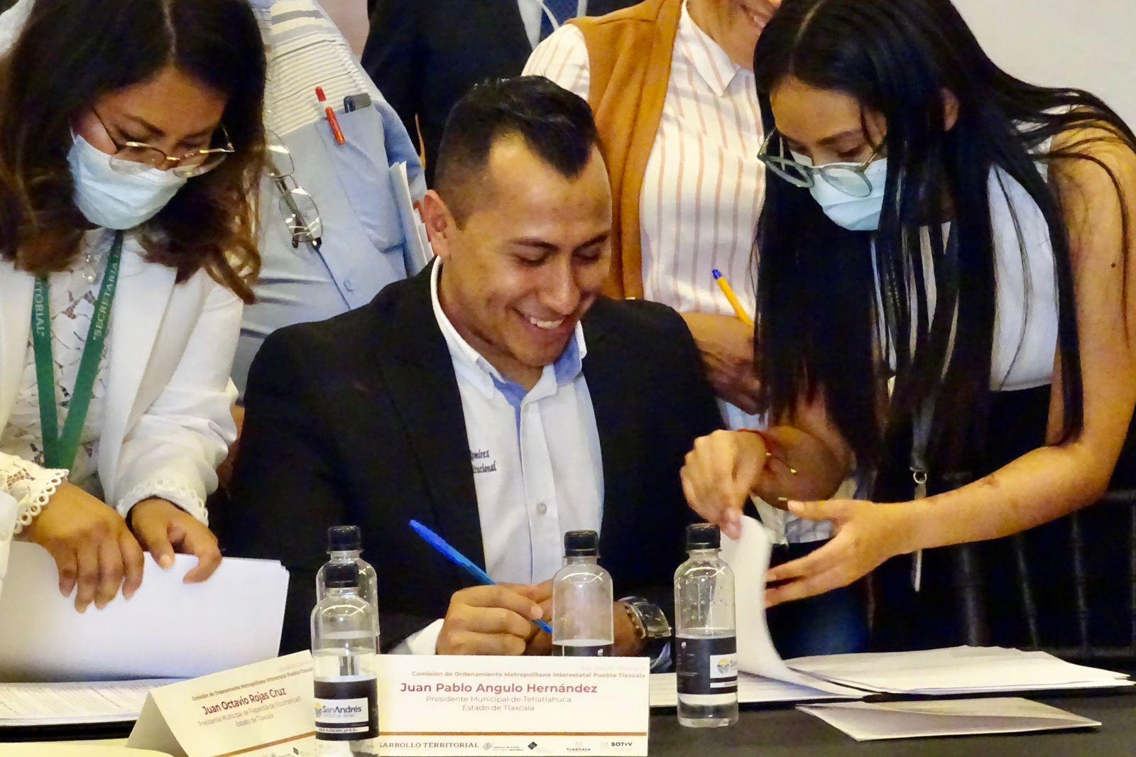 Firma Luis Ángel Barroso plan de ordenamiento metropolitano a favor del medio ambiente y la seguridad