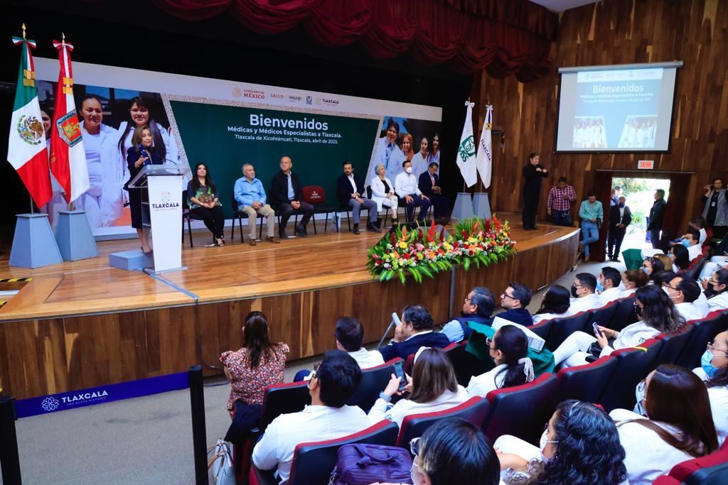 Gobernadora Lorena Cuéllar y Zoé Robledo dan bienvenida a médicos especialistas que brindarán atención en Tlaxcala