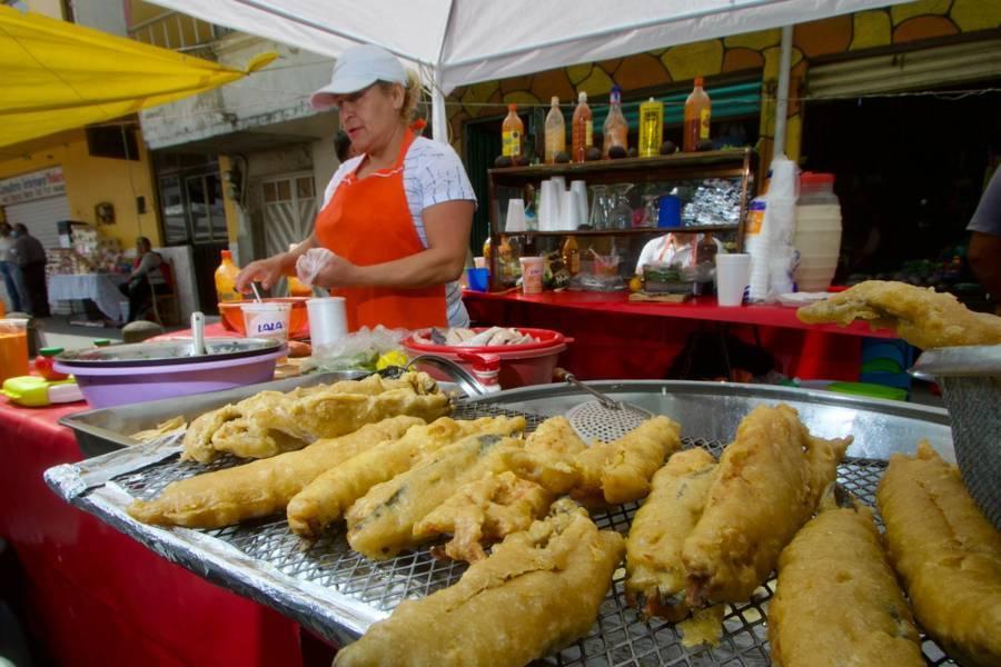 Comerciantes de Chiautempan reciben a visitantes por Viacrucis 