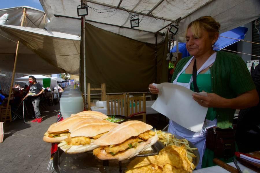 Comerciantes de Chiautempan reciben a visitantes por Viacrucis 