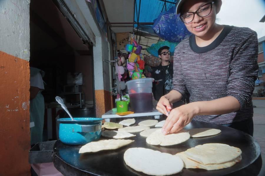 Comerciantes de Chiautempan reciben a visitantes por Viacrucis 