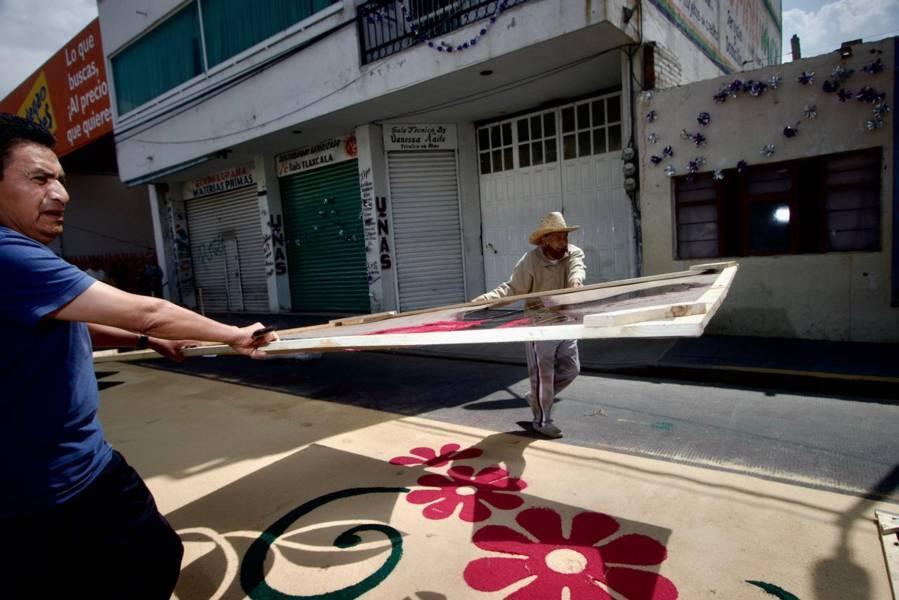 Realizan vecinos de la calle unión, alfombras artesanales para la procesión del viernes Santo 