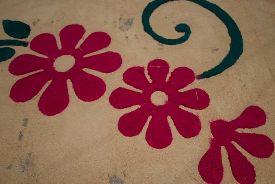 Realizan vecinos de la calle unión, alfombras artesanales para la procesión del viernes Santo 