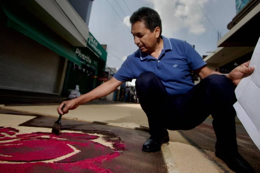 Realizan vecinos de la calle unión, alfombras artesanales para la procesión del viernes Santo 