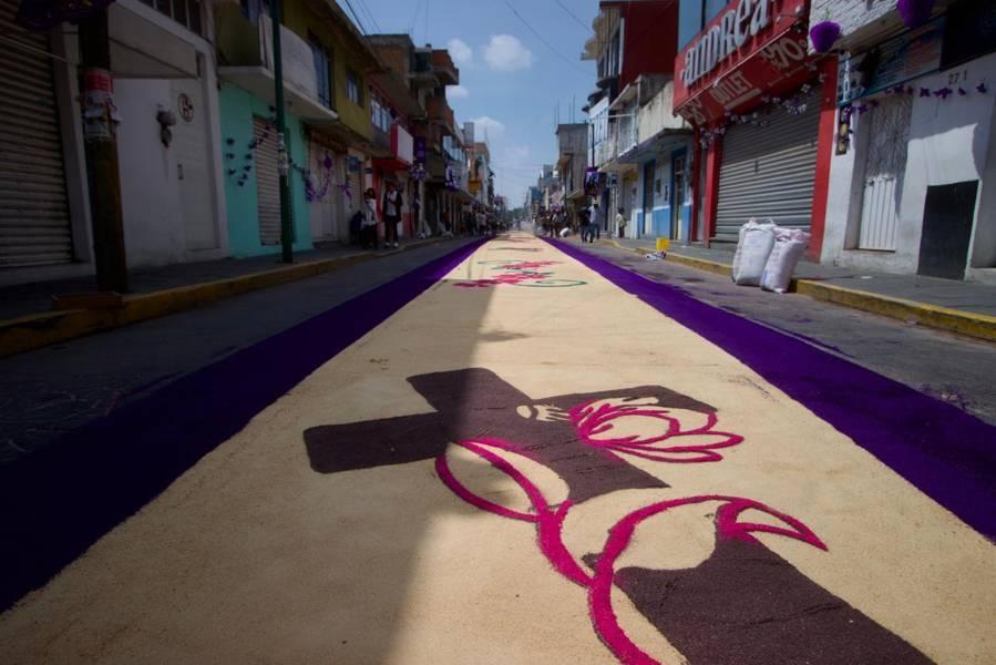 Realizan vecinos de la calle unión, alfombras artesanales para la procesión del viernes Santo 