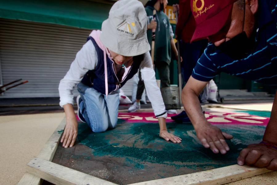Realizan vecinos de la calle unión, alfombras artesanales para la procesión del viernes Santo 