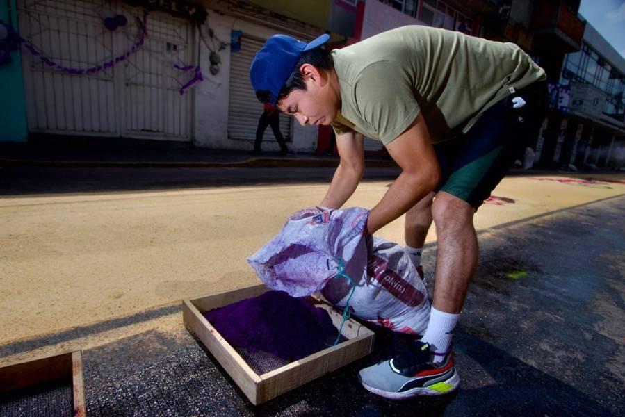 Realizan vecinos de la calle unión, alfombras artesanales para la procesión del viernes Santo 