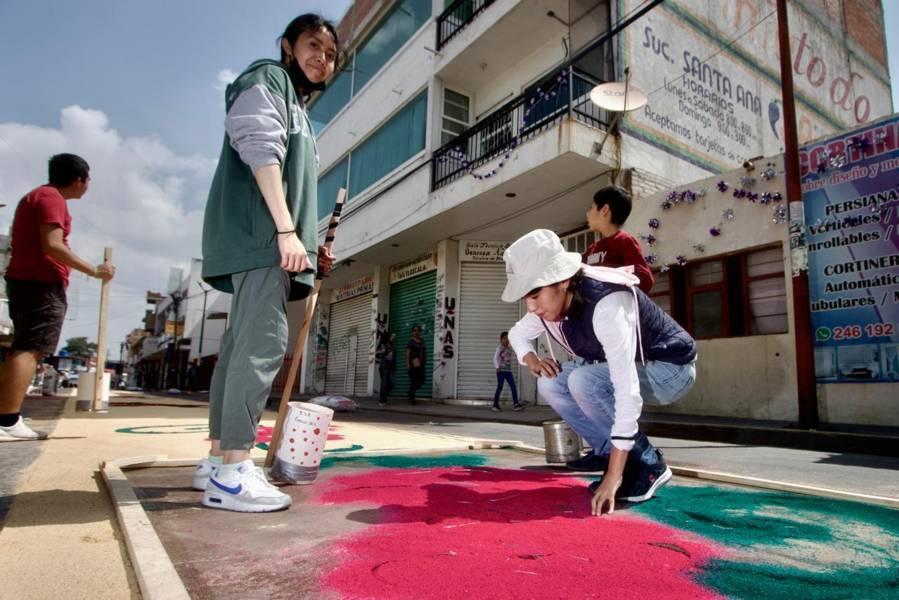 Realizan vecinos de la calle unión, alfombras artesanales para la procesión del viernes Santo 