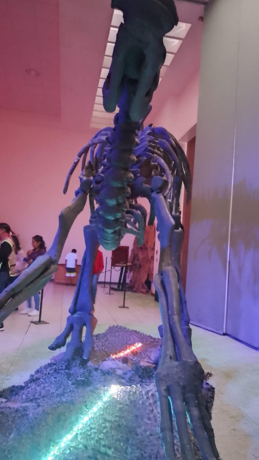 Disfrutan familias del último día de "Tierra de Dinosaurios"