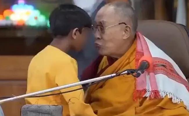 Causa indignación el líder budista Dalai Lama por besar a un niño en la boca