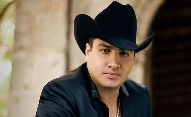 Captan a Julión Álvarez  en un río dándose un baño de pobreza en aguas cristalinas