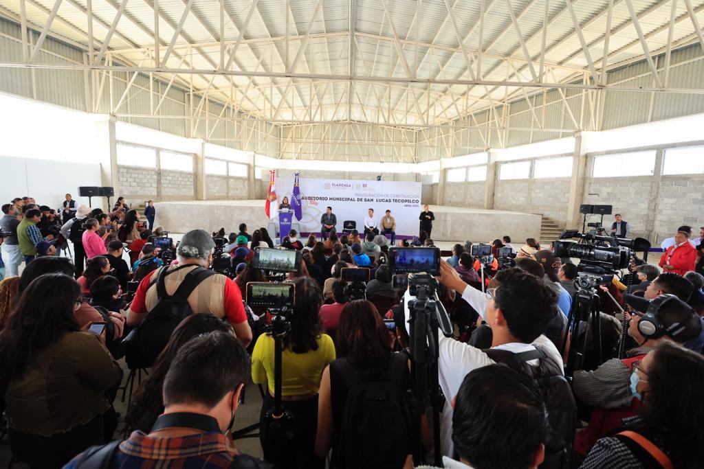Gobernadora entregó tercera etapa de construcción del Auditorio de Tecopilco