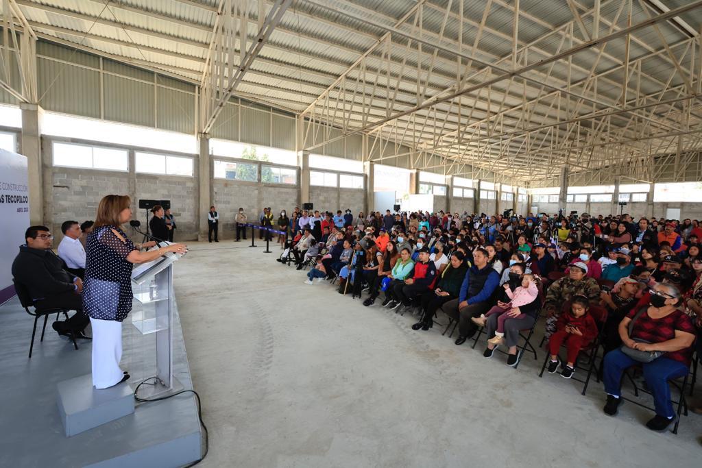 Gobernadora entregó tercera etapa de construcción del Auditorio de Tecopilco